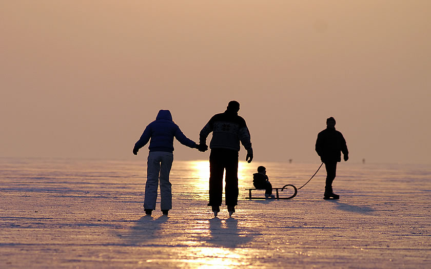 Ice skating on the Neusiedler See in Burgenland