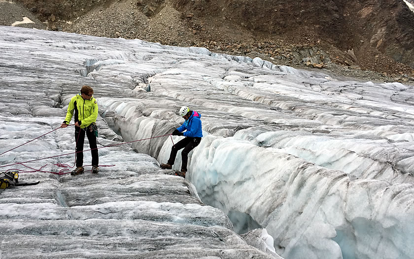 Abseiling on the Taschachferner in the Pitztal.